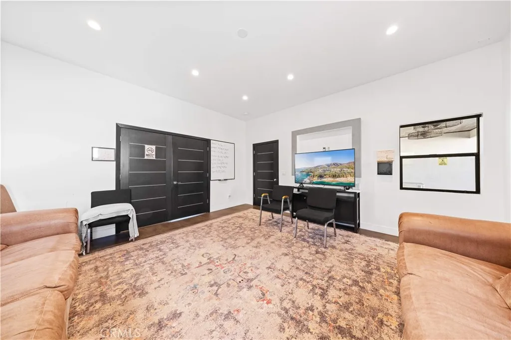 22913 Burbank, Woodland Hills, California 91367 home-pic-15